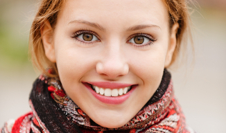 Visage souriant de femme après des injections de Botox